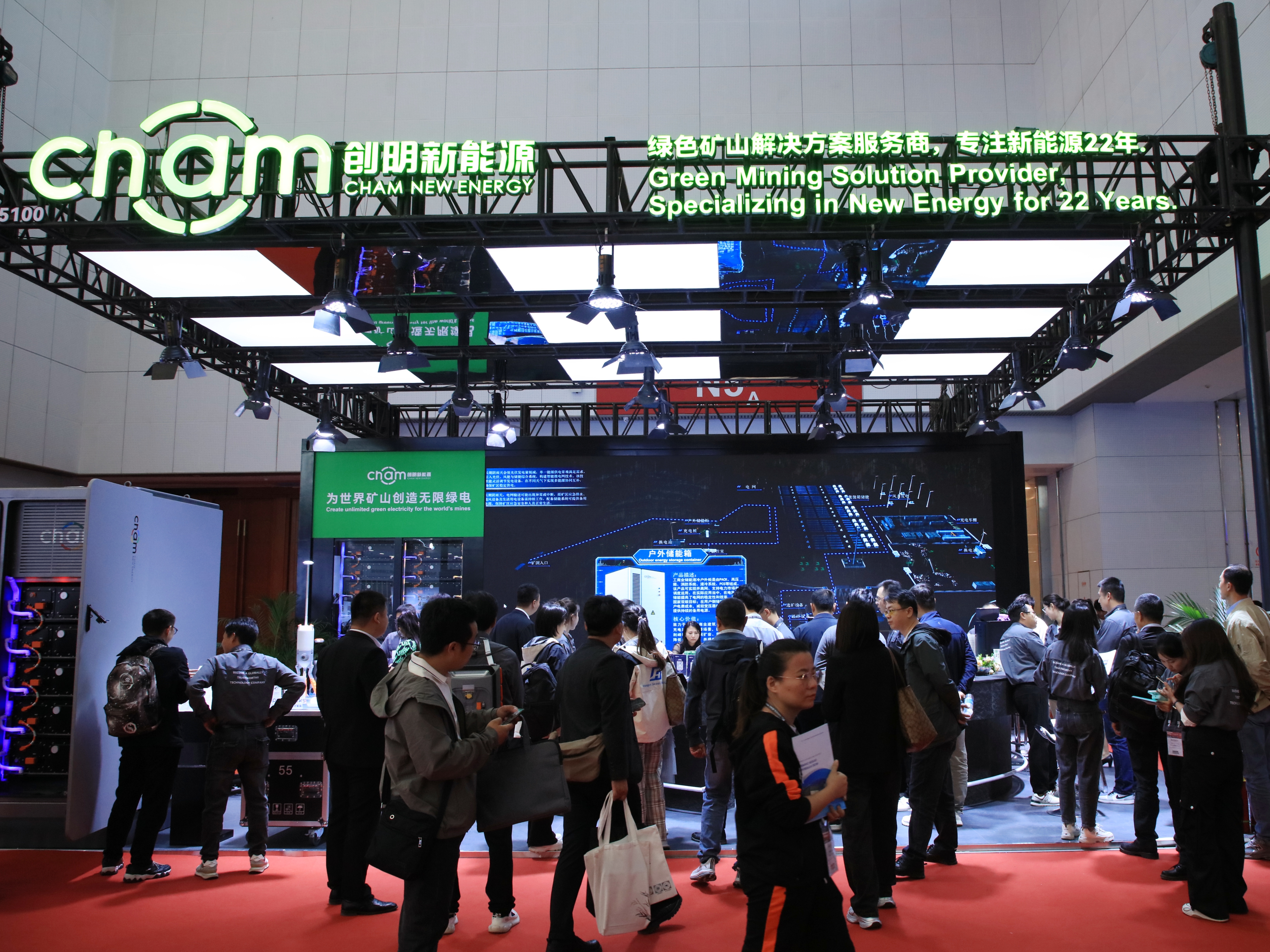 創(chuàng)明新能源展臺(tái)人流如織.jpg